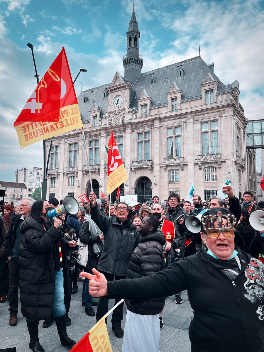 ericcoquerel's tweet photo. ✊Emmanuel Macron pense qu’il peut aller partout dans le pays tranquillement : il est venu à Saint-Denis écouter le concert des chœurs de la Légion d’Honneur ! Comme partout en France, on est nombreux pour lui dire qu’on ne veut pas de sa réforme ! https://t.co/h8bqqCzYif