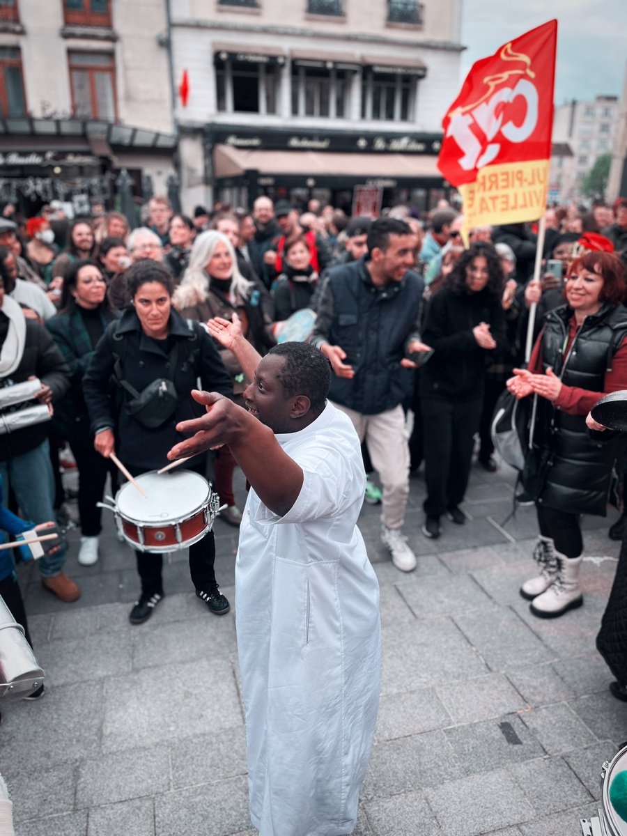ericcoquerel's tweet photo. ✊Emmanuel Macron pense qu’il peut aller partout dans le pays tranquillement : il est venu à Saint-Denis écouter le concert des chœurs de la Légion d’Honneur ! Comme partout en France, on est nombreux pour lui dire qu’on ne veut pas de sa réforme ! https://t.co/h8bqqCzYif