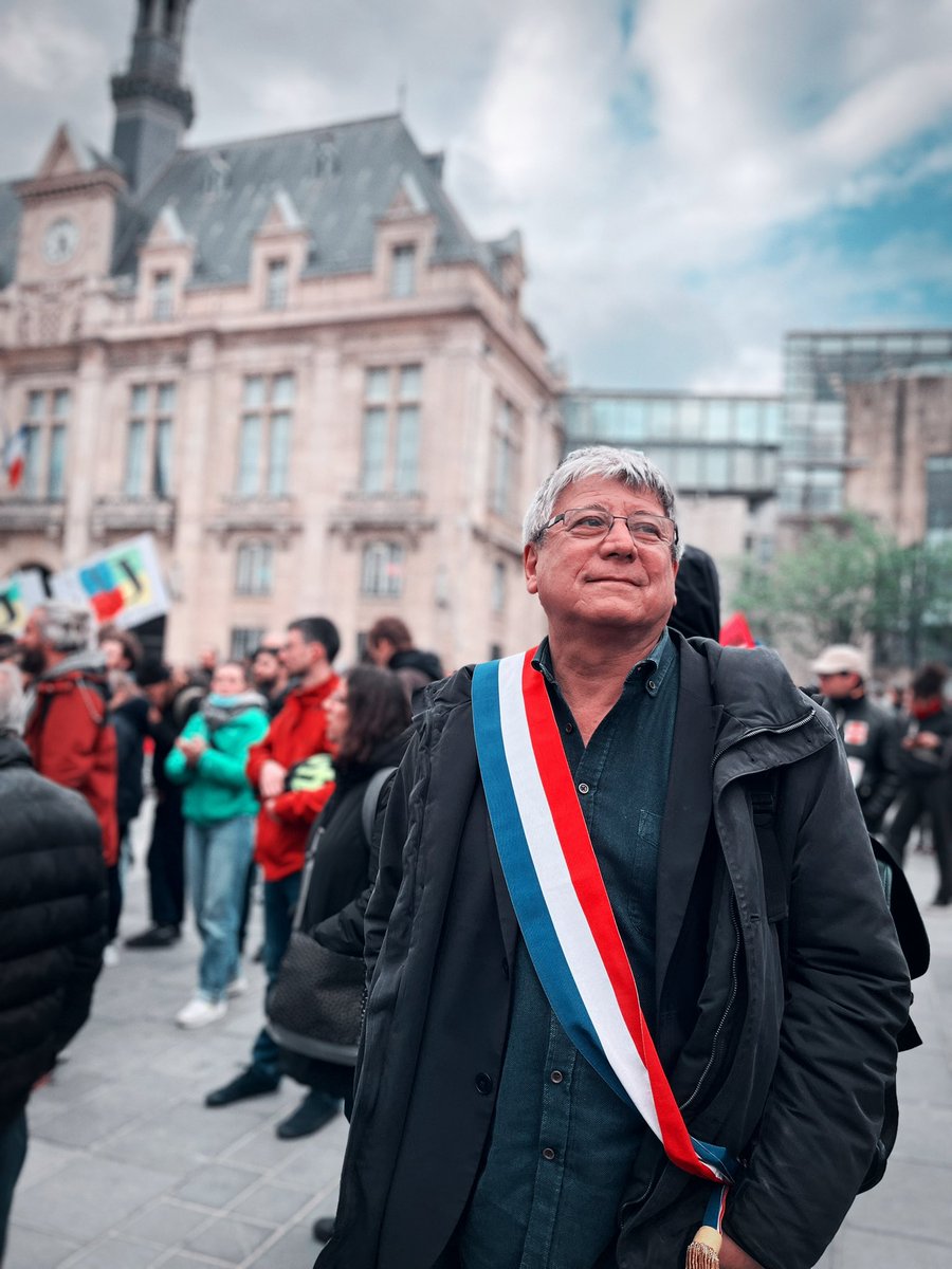 ericcoquerel's tweet photo. ✊Emmanuel Macron pense qu’il peut aller partout dans le pays tranquillement : il est venu à Saint-Denis écouter le concert des chœurs de la Légion d’Honneur ! Comme partout en France, on est nombreux pour lui dire qu’on ne veut pas de sa réforme ! https://t.co/h8bqqCzYif