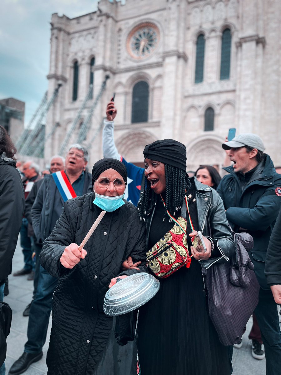 ericcoquerel's tweet photo. ✊Emmanuel Macron pense qu’il peut aller partout dans le pays tranquillement : il est venu à Saint-Denis écouter le concert des chœurs de la Légion d’Honneur ! Comme partout en France, on est nombreux pour lui dire qu’on ne veut pas de sa réforme ! https://t.co/h8bqqCzYif