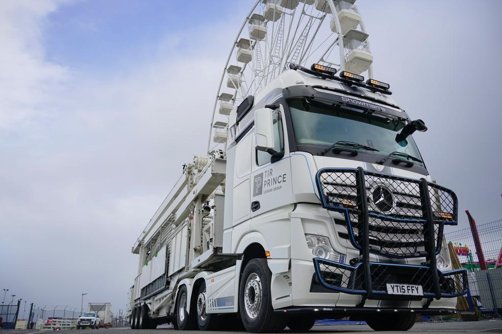 DaimlerTruckUK's tweet image. This week&apos;s #truckoftheweek is a &apos;wheely&apos; good one and comes from @Asset_Alliance. 

The company&apos;s Area Sales Manager, John Scott, recently delivered this incredible #Actros to @TirPrince where it has been helping to set up the amusement park at Aberfele racetrack in North Wales.