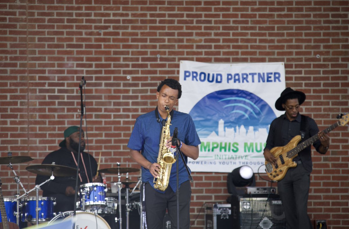 MMusInitiative's tweet photo. A few photos from Saturday's Listen Out Loud Music Festival at Handy Park. Shoutout to students Gia A., Ra'Shelle M., Terence C., and CamDeezy for bringing the vibes! 🎤
#LOLFest #Memphismusicfestival https://t.co/k65NrW0WKK