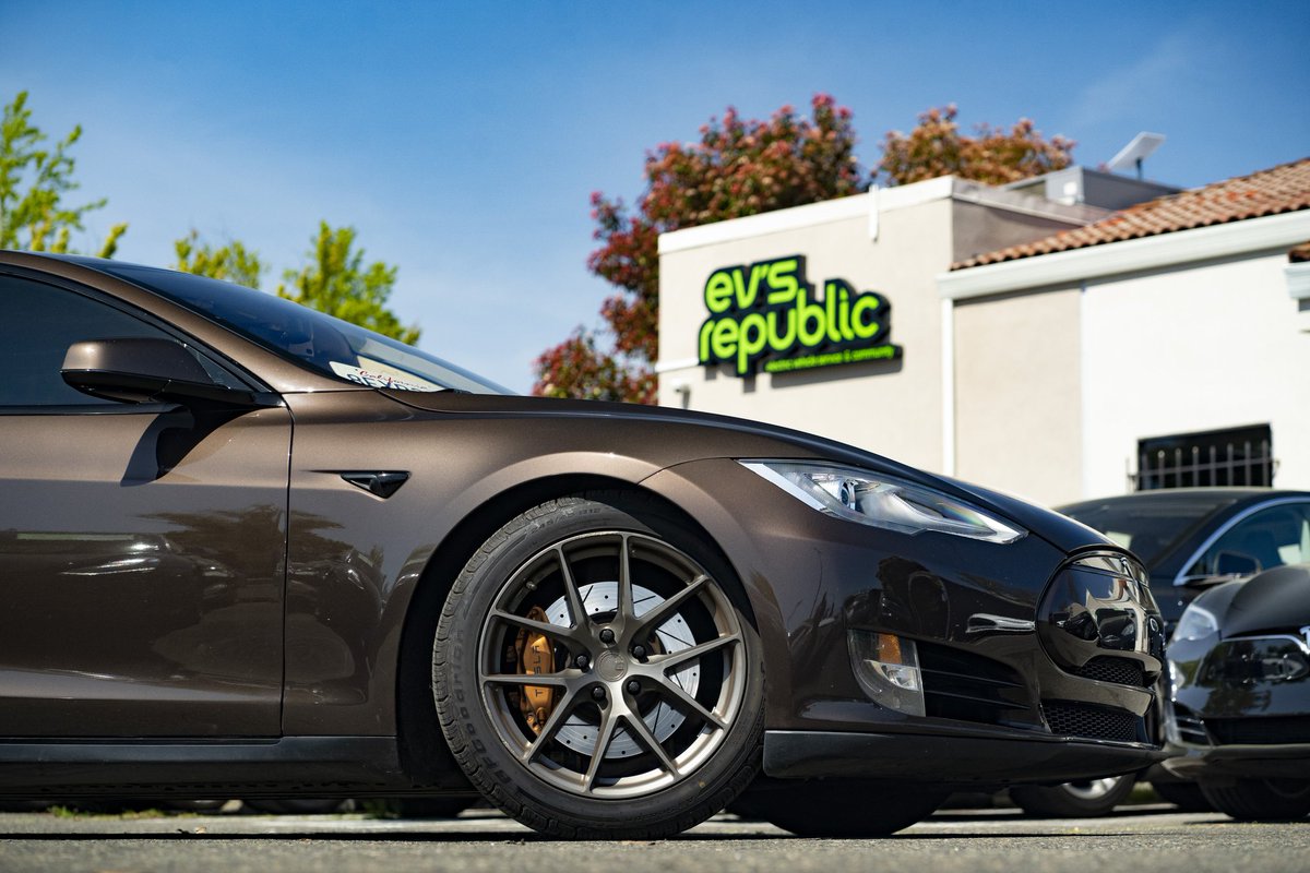 SjvTesla's tweet photo. New colors are great and all but some of us with the OG colors (not yet slated to come back) feel pretty darn special #notawrap #OG #teslapaint #browntesla #Morpheus https://t.co/vswtpJaC3O