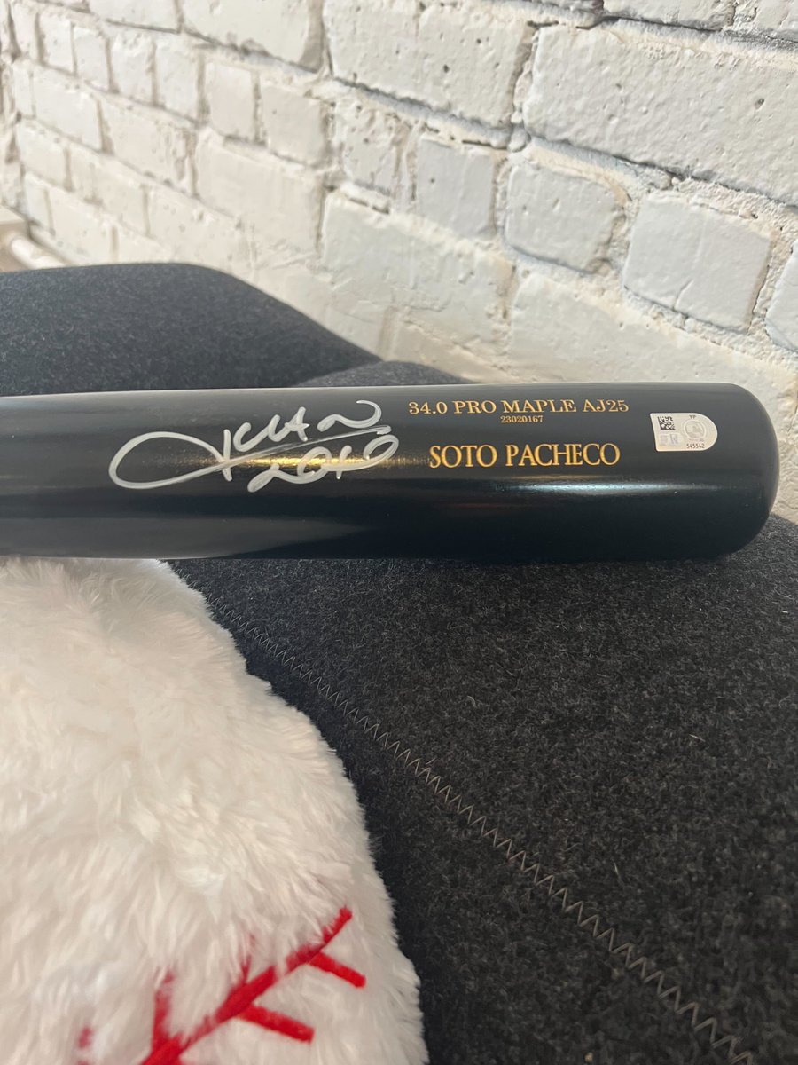 We’re giving away <a href="/JuanSoto25_/">Juan José Soto Pacheco</a> signed bats and balls!

Want one? To be eligible, you must:
📝 Like and RT this post.
📝 Follow us on Twitter.
📝 Sign up to play: go.sorare.com/fspbz

Terms apply. go.sorare.com/ffbzb