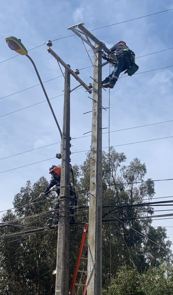 CGE_Clientes's tweet photo. Para mantener la continuidad del suministro ⚡️nuestras brigadas 👷 trabajan en el refuerzo de la infraestructura eléctrica en Avenida Francisco Bilbao, comuna de #Penaflor. Transita con precaución por el lugar 🚧 https://t.co/zHkOe52x70
