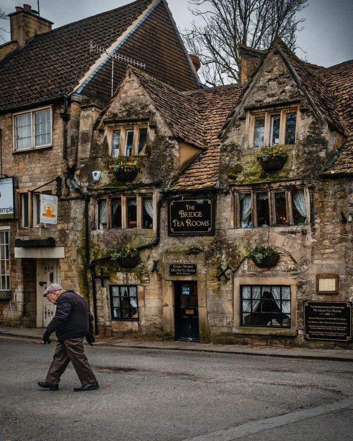 Man on a mission in #BradfordonAvon 

📸 vitaliy_bobrovic

#discovercotswolds