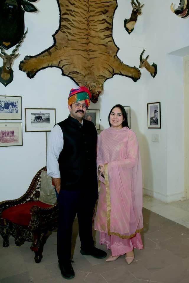 sumerkhatana_'s tweet photo. आदरणीय सौरभ जी स्वामी ज़िला कलक्टर श्री गंगानगर को शादी की सालगिरह की बहुत बहुत मुबारक हो@Sos_Sourabh https://t.co/EO9v59zwBs