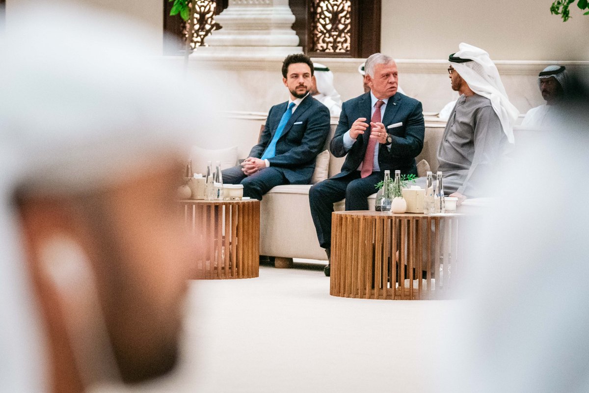 RHCJO's tweet photo. His Majesty King Abdullah II and United Arab Emirates President Sheikh Mohamed bin Zayed Al Nahyan hold a meeting, attended by His Royal Highness Crown Prince Al Hussein, to discuss bolstering cooperation in all fields
#Jordan #UAE https://t.co/dDBmB3GSYW