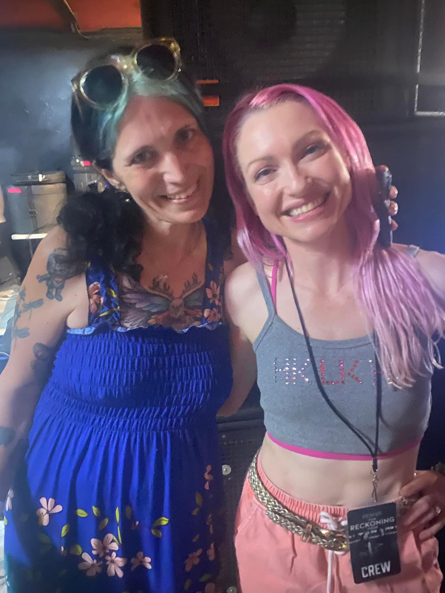 HookedLikeHelen's tweet image. Orlando was incredible! So nice meeting our friend Shannon in real life, thank you for the sweet pics! Next up, Dallas! ♥️ @sundowndfw #hookedlikehelen #iconforhire #iconarmy #ONTOUR #femalefrontedrock