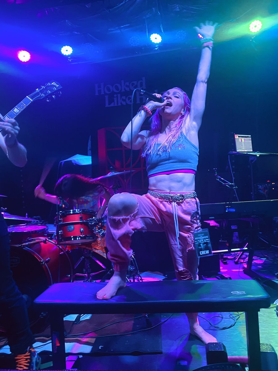 HookedLikeHelen's tweet image. Orlando was incredible! So nice meeting our friend Shannon in real life, thank you for the sweet pics! Next up, Dallas! ♥️ @sundowndfw #hookedlikehelen #iconforhire #iconarmy #ONTOUR #femalefrontedrock