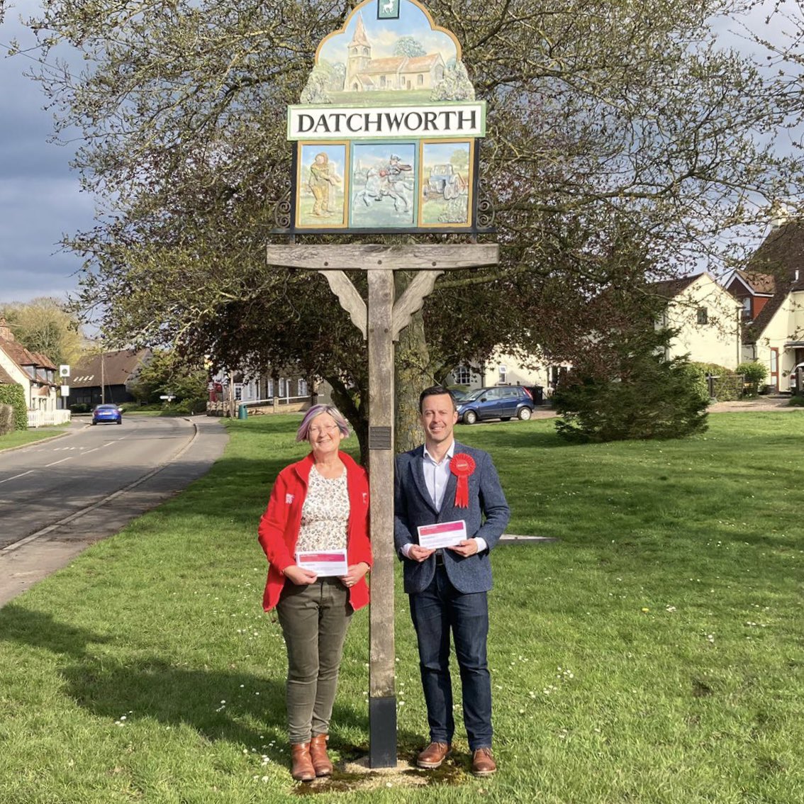 kevinbonavia's tweet photo. Decent door-knocking session with Julia Florence our fantastic Labour candidate for #Aston, #Datchworth & #Walkern in @EastHerts elections ☺️
Thanks to residents for their time, including police officer explaining service cuts & interested in Labour’s plan for 13,000 new PCSOs🌹 https://t.co/geBvyauf8V