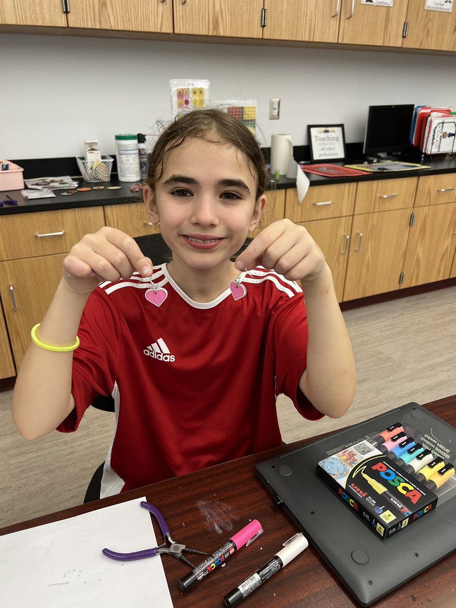 MrsKCutler's tweet photo. Custom 🩷 earrings designed by this awesome 6th grader! @glowforge @dealschool  #madeonaglowforge #teched https://t.co/cW062Jh2nA
