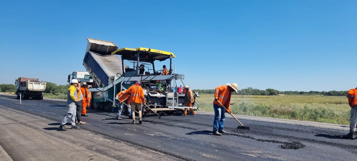 mopcparaguay's tweet photo. 🛣 El primer tramo de la ruta Alberdi – Pilar, actualmente en construcción, avanza con el extendido de la carpeta asfáltica que ya cubre aproximadamente 28 km de los 51,56 previstos en su trazado principal.

📲 https://t.co/RjeFT1HZBa https://t.co/tVpwa0r0Vi