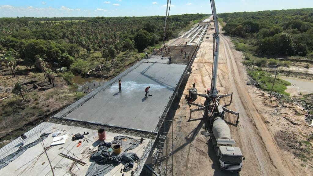mopcparaguay's tweet photo. 🛣 El primer tramo de la ruta Alberdi – Pilar, actualmente en construcción, avanza con el extendido de la carpeta asfáltica que ya cubre aproximadamente 28 km de los 51,56 previstos en su trazado principal.

📲 https://t.co/RjeFT1HZBa https://t.co/tVpwa0r0Vi