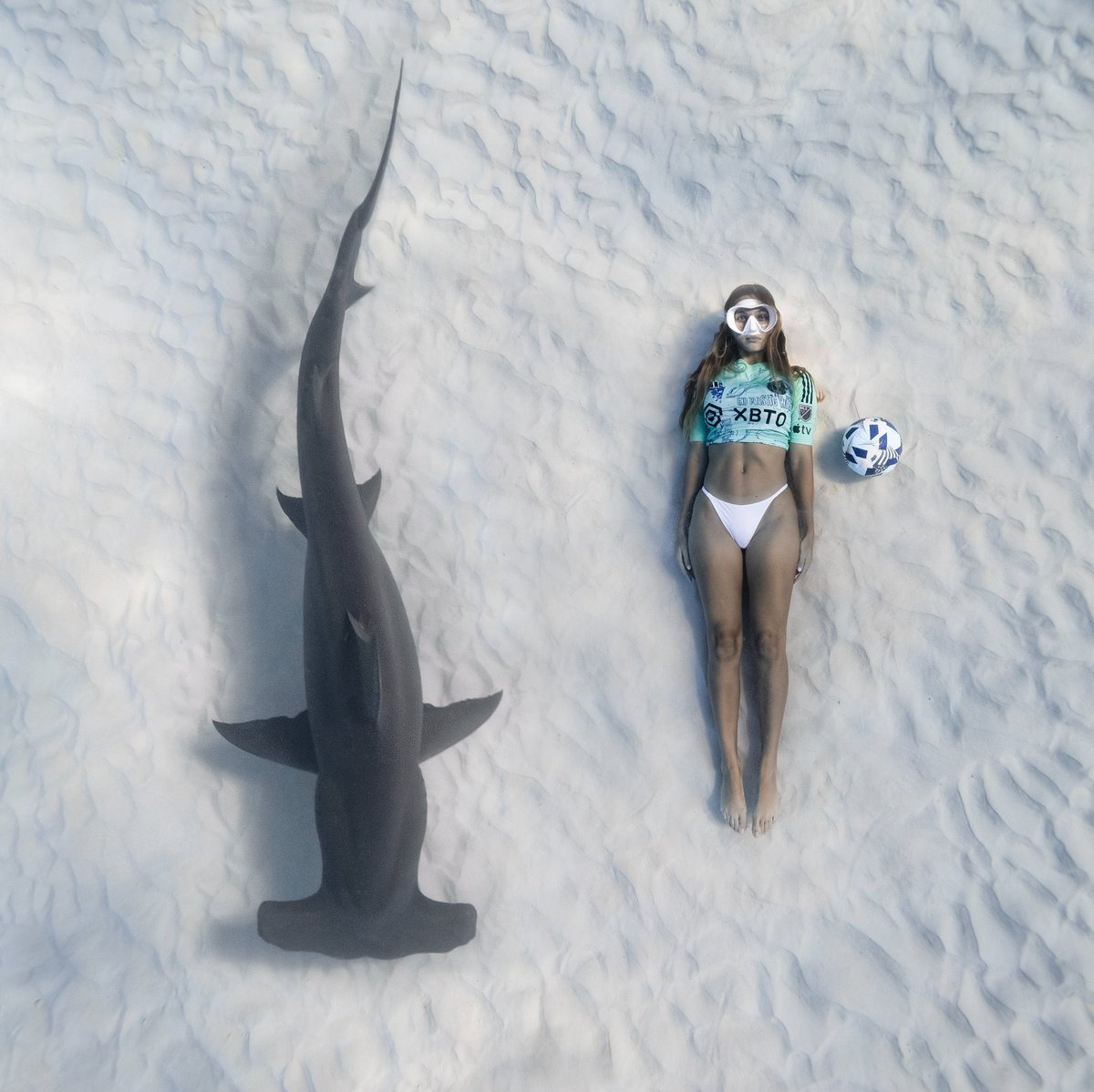 🦈 Inter Miami, iklim değişikliği ve çevre kirliliğine dikkat çekmek amacıyla 22 Nisan Dünya Günü'ne özel plastik içermeyen özel formasını su altında köpekbalıklarıyla tanıttı.
