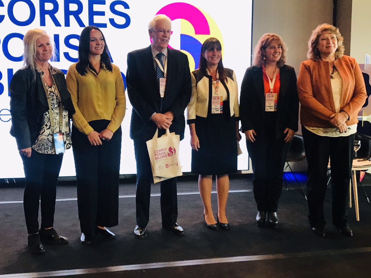 Con gran éxito culminó la conferencia magistral. El público aplaudió de pie al doctor Tony Butler.