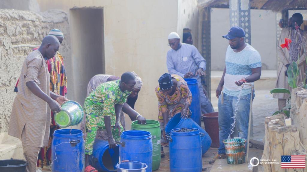 Les alumni des programmes @KennedyLugarYES and @YALINetwork ont formé des jeunes et des femmes de cinq villages du cercle de Djenne pour produire l’eau potable à faible cout tout en respectant l’environnement.
#USAMaliToujoursEnsemble  
#USAMalianbɛɲɔgɔnbolo