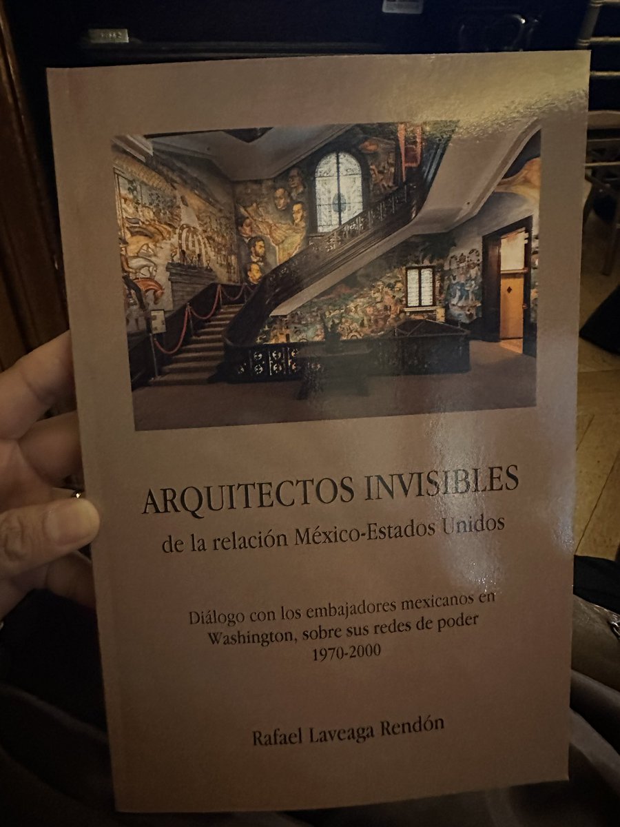 PalomaMendozaC's tweet photo. Gran poder de convocatoria del Cónsul @RafaelLaveagaR para la presentación de su libro “Arquitectos invisibles de la relación México-Estados Unidos”, texto fundamental para el entendimiento de la complejidad de la misma. @DcUnam @Mau_Bastien @nayanaguerrero @alejandrompgr https://t.co/pUi6ykyoTL