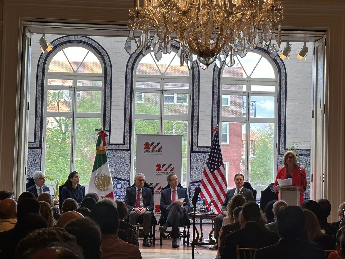 PalomaMendozaC's tweet photo. Gran poder de convocatoria del Cónsul @RafaelLaveagaR para la presentación de su libro “Arquitectos invisibles de la relación México-Estados Unidos”, texto fundamental para el entendimiento de la complejidad de la misma. @DcUnam @Mau_Bastien @nayanaguerrero @alejandrompgr https://t.co/pUi6ykyoTL
