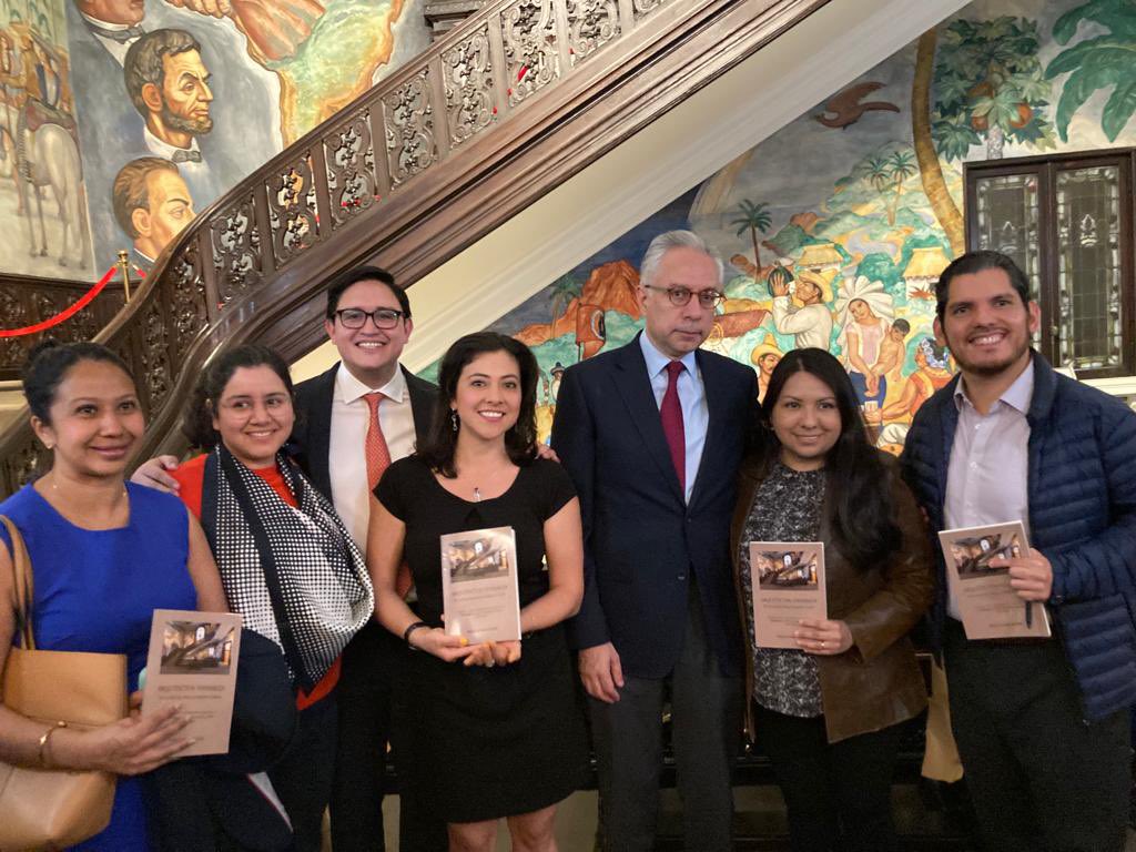 Gran poder de convocatoria del Cónsul <a href="/RafaelLaveagaR/">Rafael Laveaga</a> para la presentación de su libro “Arquitectos invisibles de la relación México-Estados Unidos”, texto fundamental para el entendimiento de la complejidad de la misma. <a href="/DcUnam/">Red UNAM DC</a> <a href="/Mau_Bastien/">Mau_Bastien</a> <a href="/nayanaguerrero/">Nayana Guerrero, PhD</a> <a href="/alejandrompgr/">Alejandro González</a>