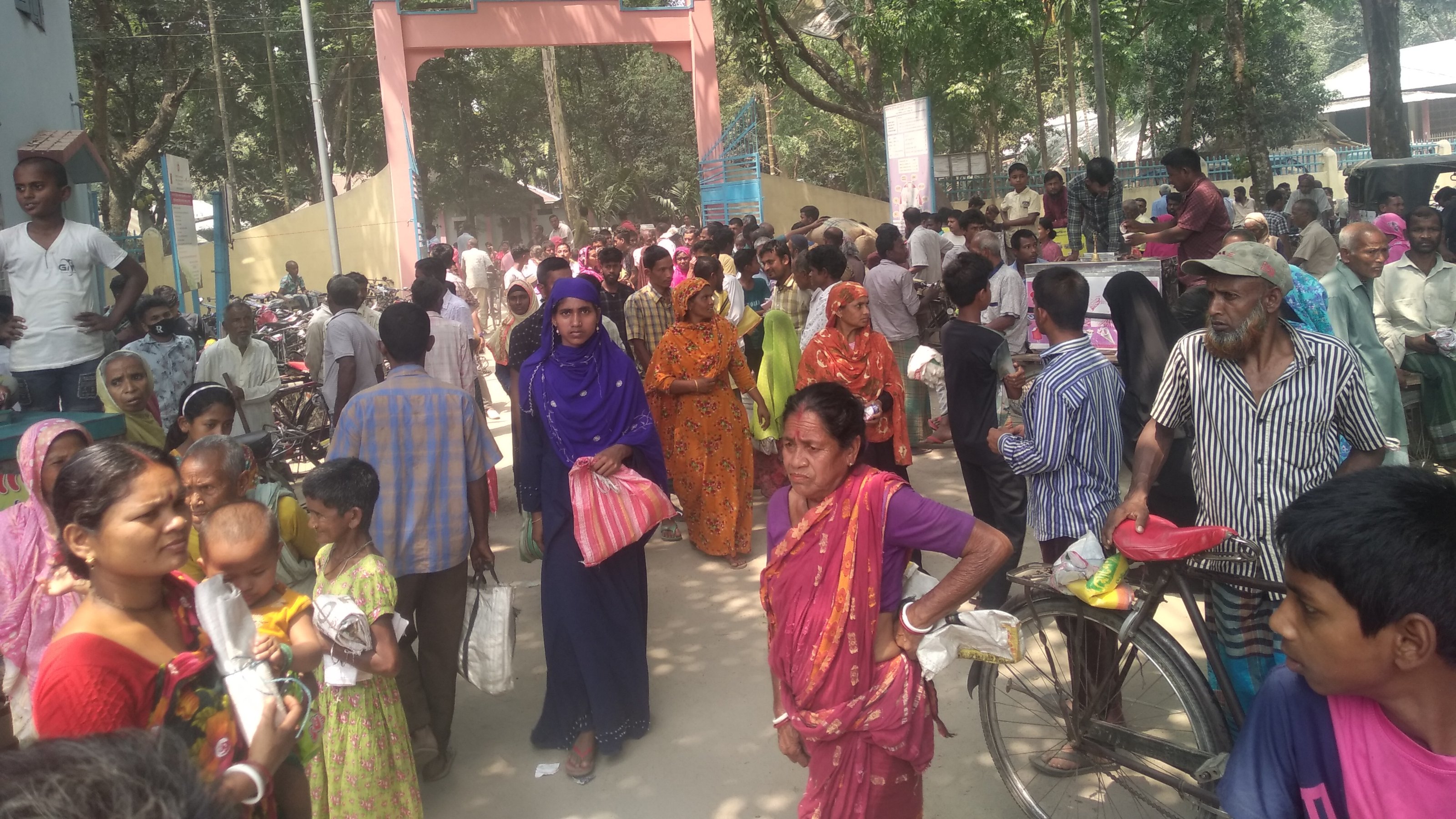 ঠাকুরগাঁও গড়েয়ায় প্রধানমন্ত্রীর দেওয়া ঈদ উপহারের নিম্ন আয়ের মানুষের মাঝে চাল বিতরণ