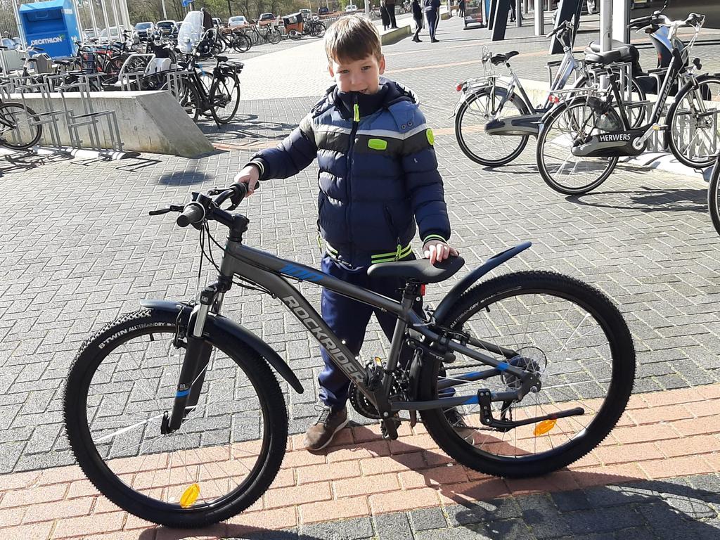 ZomerdijkJohan's tweet photo. Iemand is vandaag zo "stoer" geweest om de fiets van mijn zoon te stelen bij @vvsvi . Ketting is zwaar verroest  geen spatborden meer. Hoop dat iemand in #zwollezuid hem ziet. Rt=💕 https://t.co/q52Eb4ywLb