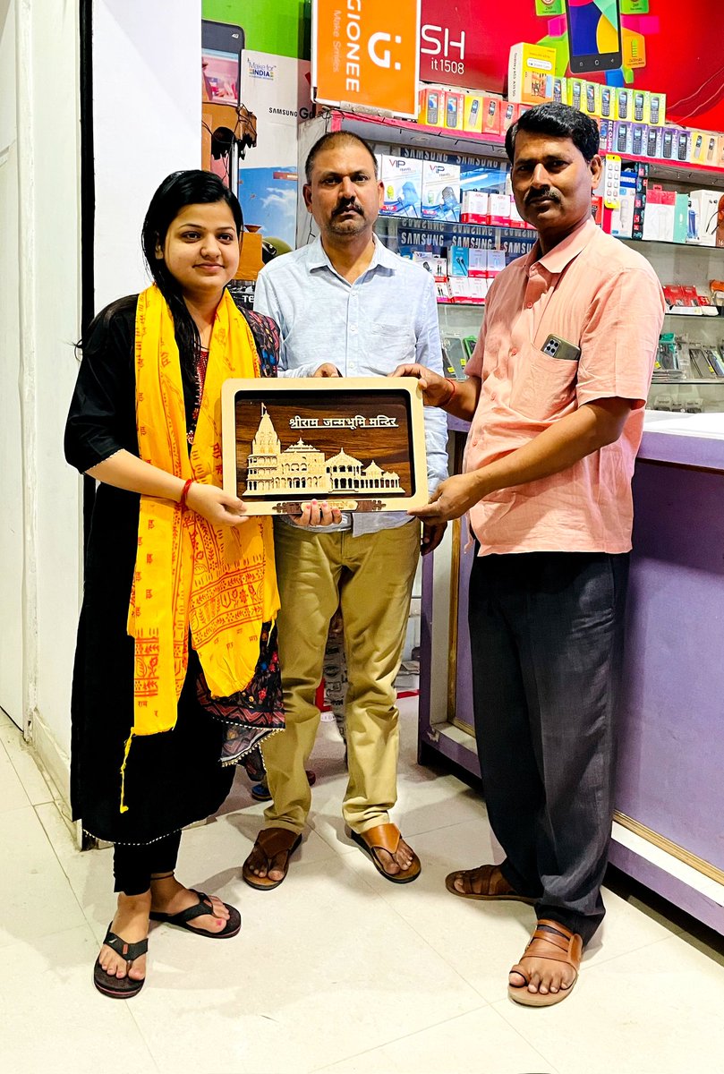 NARAYANFDN's tweet photo. श्रेया उपाध्याय जी द्वारा 'उत्तर प्रदेश लोक सेवा आयोग'की कठिनतम परीक्षा में सफलता प्राप्त कर 'जिला पंचायत राज अधिकारी 'बनने तथा जिले का मान बढ़ाने के लिए समाजसेवी संस्था "नारायण फाउंडेशन"के अध्यक्ष श्री दिनेश मौर्य द्वारा स्मृति चिन्ह देकर सम्मानित किया गया। https://t.co/eCVqjg0GUf