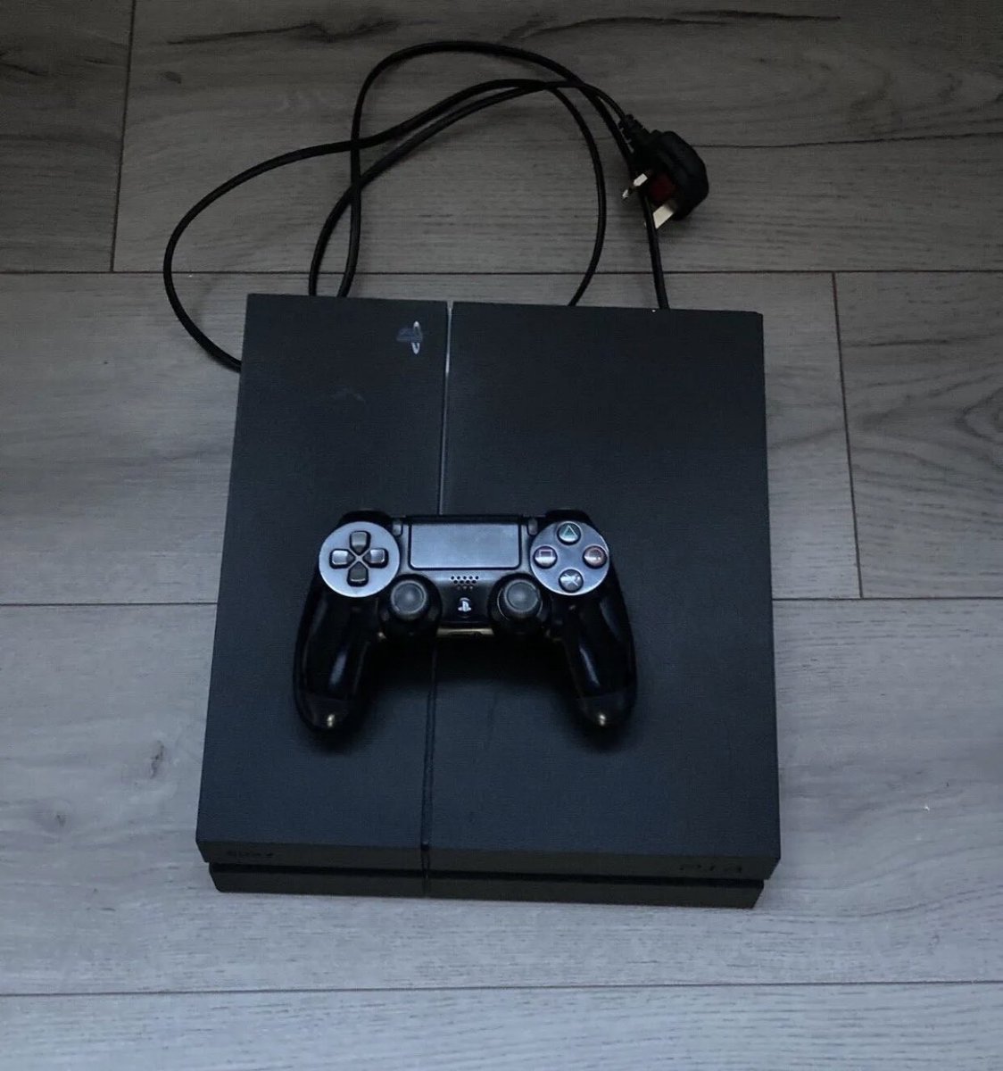 RT @deoullsdedit: PlayStation 4. 500GB
v9.51
Comes with FIFA 18 and one controller. 

K4,000

-0976319191 https://t.co/bkRl4S9MYx
