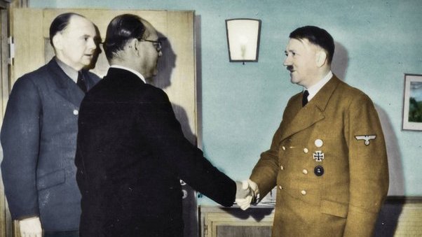 muhammadshehad2's tweet photo. Vile! Portraying Palestinians as Nazis is too ubiquitous &amp; normalized in pro-Israeli circles👇

Are the Indians also Nazis b/c one of their top leaders, Chandra Bose, met Hitler at the same time as the Mufti to fight the British colonizers?

Bose is widely celebrated in India! https://t.co/WBDC1SDhYz