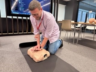 MrTotalRewards's tweet photo. Did you know that immediate CPR performed on an individual in cardiac arrest can double or triple their chance of survival (per the AHA)?  Got a refresher on #HandsOnlyCPR @nyphospital 
thanks to Carolyn Halik and Julia Vasconcellos.  https://t.co/ClZ9BbplSE https://t.co/6JhqtV4vtr