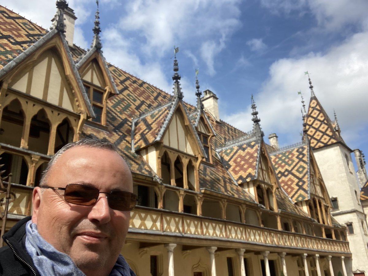 OlivierCOSTE2's tweet photo. Un beau temps mon #Complice,pour cette première visite en #Bourgogne,
à @BeauneTourisme et précisément aux @hospicescivils.
Dans la même occasion,on profite de faire découvrir @MoutardesFallot,du 🌱@BONNIN1402 à la récolte d’une #Moutarde chez les #Agricultures🧑🌾#APGMB #AMB. https://t.co/PvIKwYRjiC