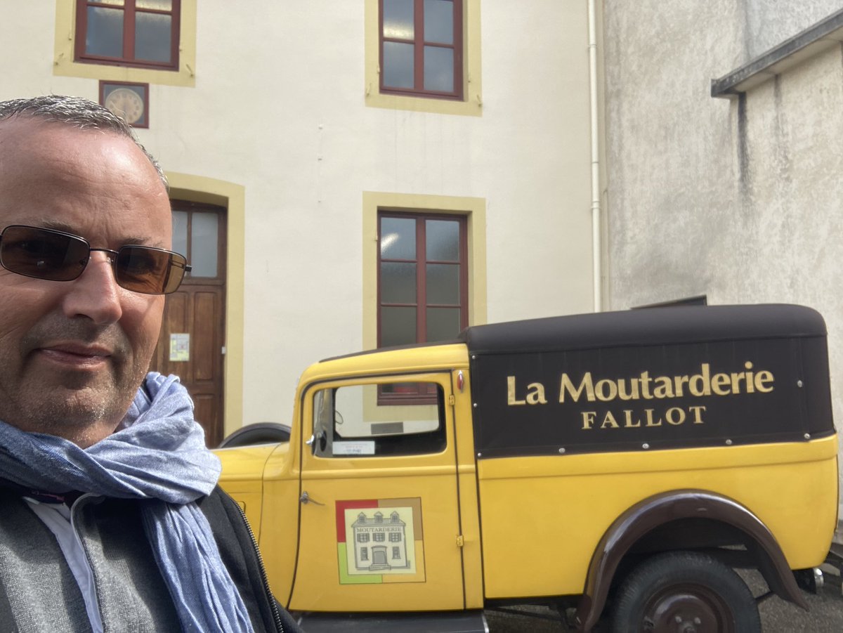OlivierCOSTE2's tweet photo. Un beau temps mon #Complice,pour cette première visite en #Bourgogne,
à @BeauneTourisme et précisément aux @hospicescivils.
Dans la même occasion,on profite de faire découvrir @MoutardesFallot,du 🌱@BONNIN1402 à la récolte d’une #Moutarde chez les #Agricultures🧑🌾#APGMB #AMB. https://t.co/PvIKwYRjiC