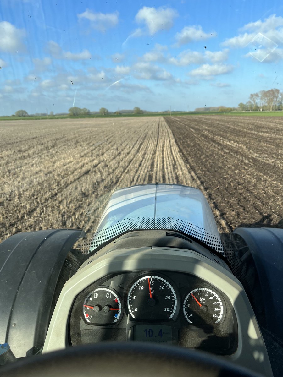 sgmidd's tweet photo. Spring barley going in for a customer in the sunshine ⁦@ClaydonDrill⁩ ⁦@PandBMachinery⁩ ⁦@ValtraGlobal⁩ https://t.co/C9DYsSQp8H