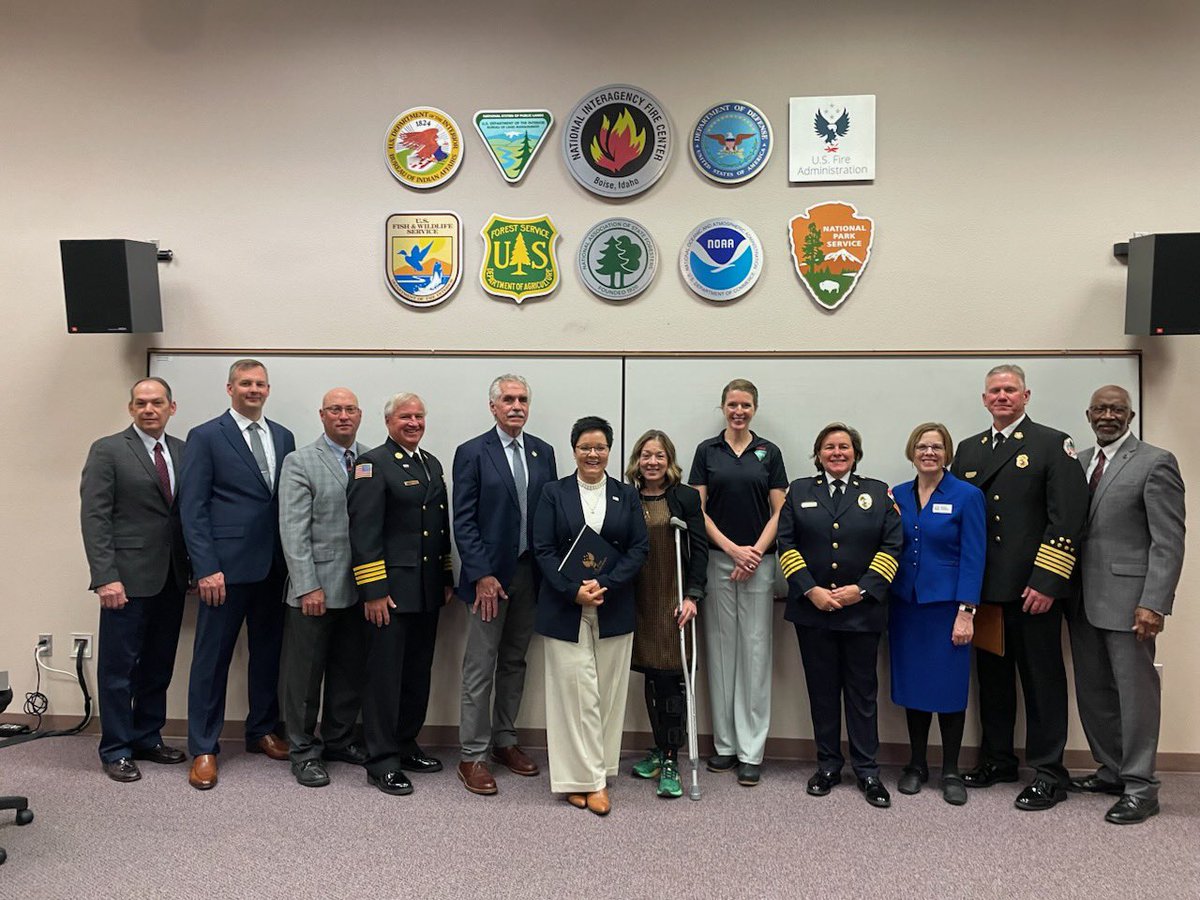 vickiep4's tweet photo. Great job by this team! #OneFireServiceVoice #WestCoastTour @DrLoriUSFA @fema @NFSAorg @FSRI_org @NVFC @IAFFofficial @NFPA @IAFC @NFFF_News @chiefrays kicking off the West Coast Tour to a packed room @NIFC_Fire @BoiseFire #FireIsFast we need everyone engaged! @POTUS TY 4 leading! https://t.co/U9kPOndNq5