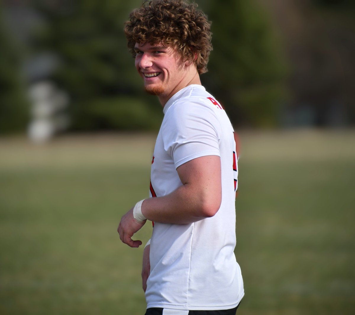 Smile! That's a double winner.

The Aurora girls pick up a 5-2 win while the boys get a 2-0 victory at Seward. Check them out at home Thursday. #nebpreps