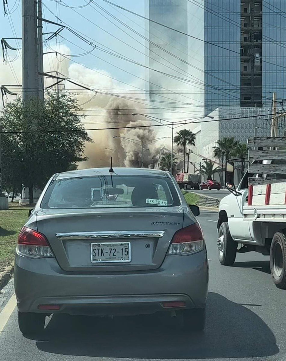 Informativo3651's tweet photo. Incendio de revolvedora causa alarma 
en #SPGG  esto en la Ave Lázaro Cárdenas y David Alfaro Siqueiros en  #ValleOriente. La columna de humo se  observa desde parios puntos de la ciudad. El incendio ya se encuentra controlado, reportó @PC_NuevoLeon 
@MtyFollow @arualsanpedrogg https://t.co/wZLPFsaBsH
