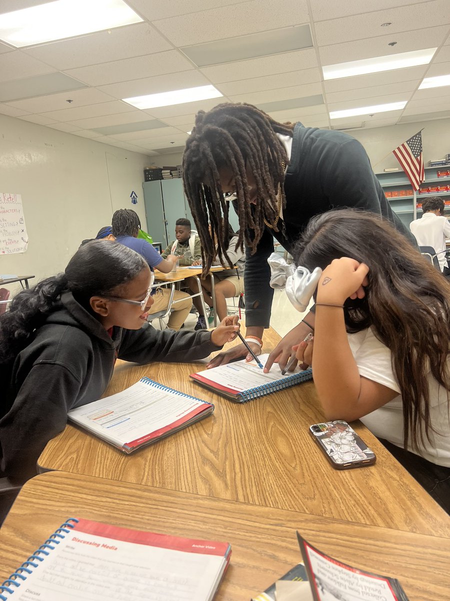 TianaPoitier11's tweet image. Small group with my students is my absolute favorite time. 🥰 Here they're discussing our anchor video using accountable talk. They're truly embodying one of our 5 B's---
BE a learner 📖📚 I just love them!!! ❤️ @McNicolHawkLife @TheTeacherRoom @HMHCo #Read180