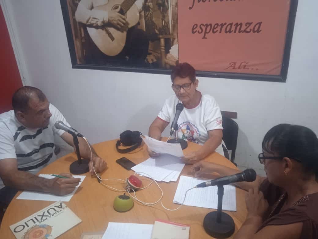 Municipio #Ribas #Aragua, programa radial "Aprendiendo desde el hogar", Resistencia Sur #FM comunitaria. Conductoras #lideresas de la Gran Misión <a href="/gmhogarespatria/">Gran Misión Hogares de la Patria</a> Brindando consejos practicos para el #hogar y la familia, en defensa de la  #revoluciónbolivariana <a href="/NicolasMaduro/">Nicolás Maduro</a>