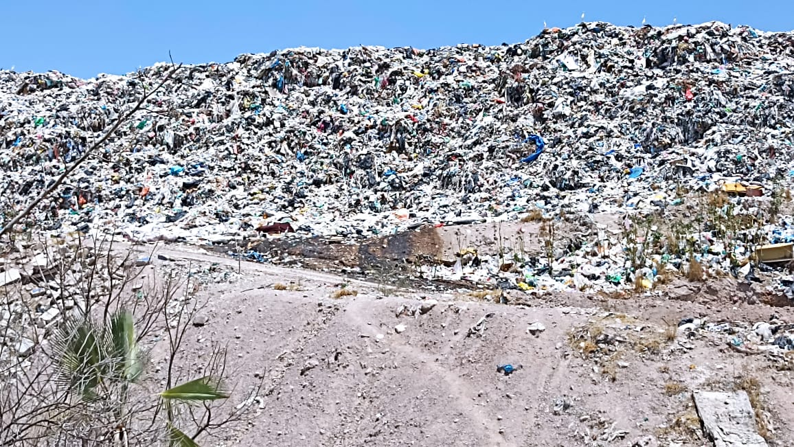 PROPAEO_OAX's tweet photo. Inspectores ambientales de la #PROPAEO realizaron la colocación de sellos de clausura al sitio de disposición final de un municipio de la región de la Mixteca por violaciones a la normatividad ambiental y no operar de acuerdo a la NOM-083-SEMARNAT-2003. #ProtectoresAmbientales https://t.co/vG6qxNlp9h