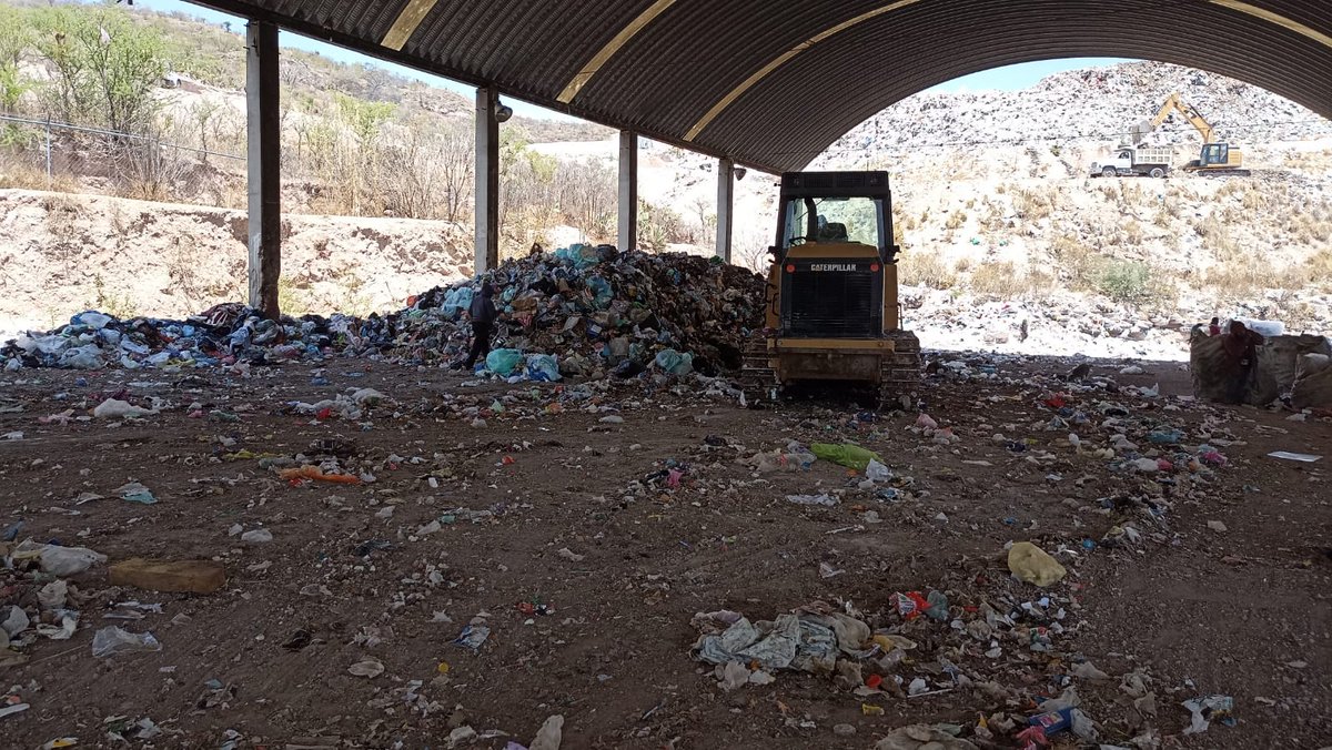 PROPAEO_OAX's tweet photo. Inspectores ambientales de la #PROPAEO realizaron la colocación de sellos de clausura al sitio de disposición final de un municipio de la región de la Mixteca por violaciones a la normatividad ambiental y no operar de acuerdo a la NOM-083-SEMARNAT-2003. #ProtectoresAmbientales https://t.co/vG6qxNlp9h