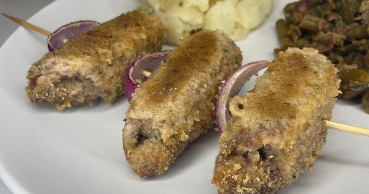 My_SimpleThings's tweet photo. Spiedini not only look impressive but they are LOADED with flavor. These Italian meat kabobs are literally stuffed &amp; rolled. Then they are breaded &amp; skewered with your favorite's: Peppers, tomatoes, mushrooms, onions, sausage, &amp; more. https://t.co/IX9H8t071Z via @My_SimpleThings https://t.co/SXwGb81NN9