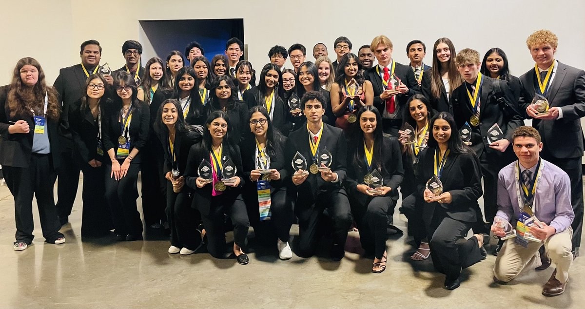 FBLA State Leadership Conference was a HUGE Success for FZS! Gold Chapter of the year, Champion Chapter Finisher, AND 26 National Qualifiers! 😃🙌🏻🥇
Way to keep the South High Standard STRONG, Bulldogs!