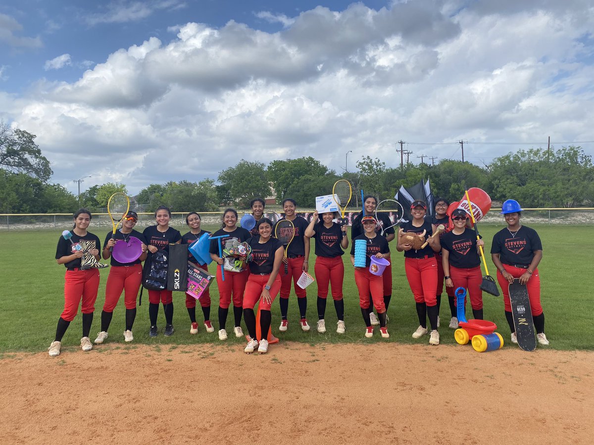 StevensFalconSB's tweet photo. Anything but a glove and bat 🥊☂️🗑️Fun way to end practice today✨ https://t.co/olJi6LpV9W