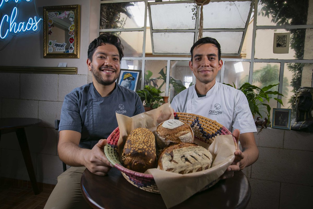 UAEM_MX's tweet photo. ¿Has escuchado hablar de la masa madre? 

Nicolás Cano Salgado y Francisco Javier Jiménez Coria, egresados de @FacTurYGas crearon Asbaje Bakery House, una panadería enfocada a la elaboración de pan con este producto ➡️https://t.co/Hxl5WuvAm5

#SomosUAEMéx💚💛 https://t.co/sKuw7bfCZ1