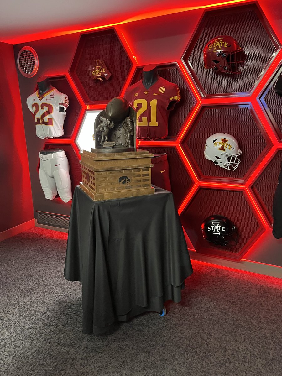 Thank you <a href="/CycloneFB/">Iowa State Football</a> for having me!
<a href="/DerekHoodjer/">Derek Hoodjer</a> <a href="/ISUMattCampbell/">Matt Campbell</a>
<a href="/CoachRasheed/">Eli Rasheed</a> <a href="/CityHighFB/">City High Football</a> <a href="/mooremt09/">Mitchell Moore</a>