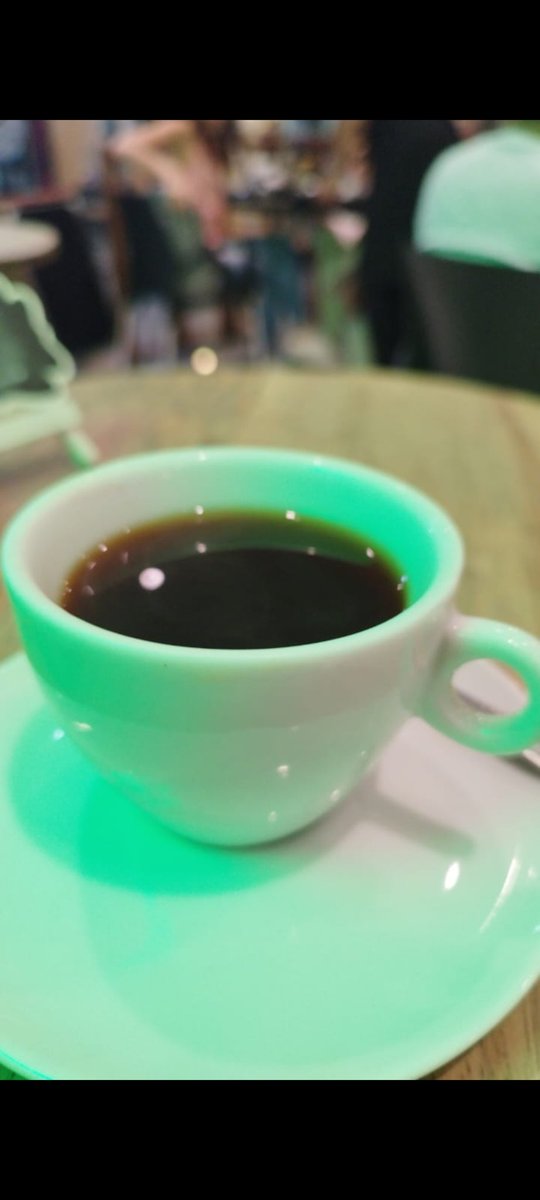 Assunto sério agora. Alguém consegue tomar café com essa xícara? Impossível algum dedo caber nessa alça. Não dá estabilidade nenhuma e ainda queima a mão da gnt. Péssima invenção.