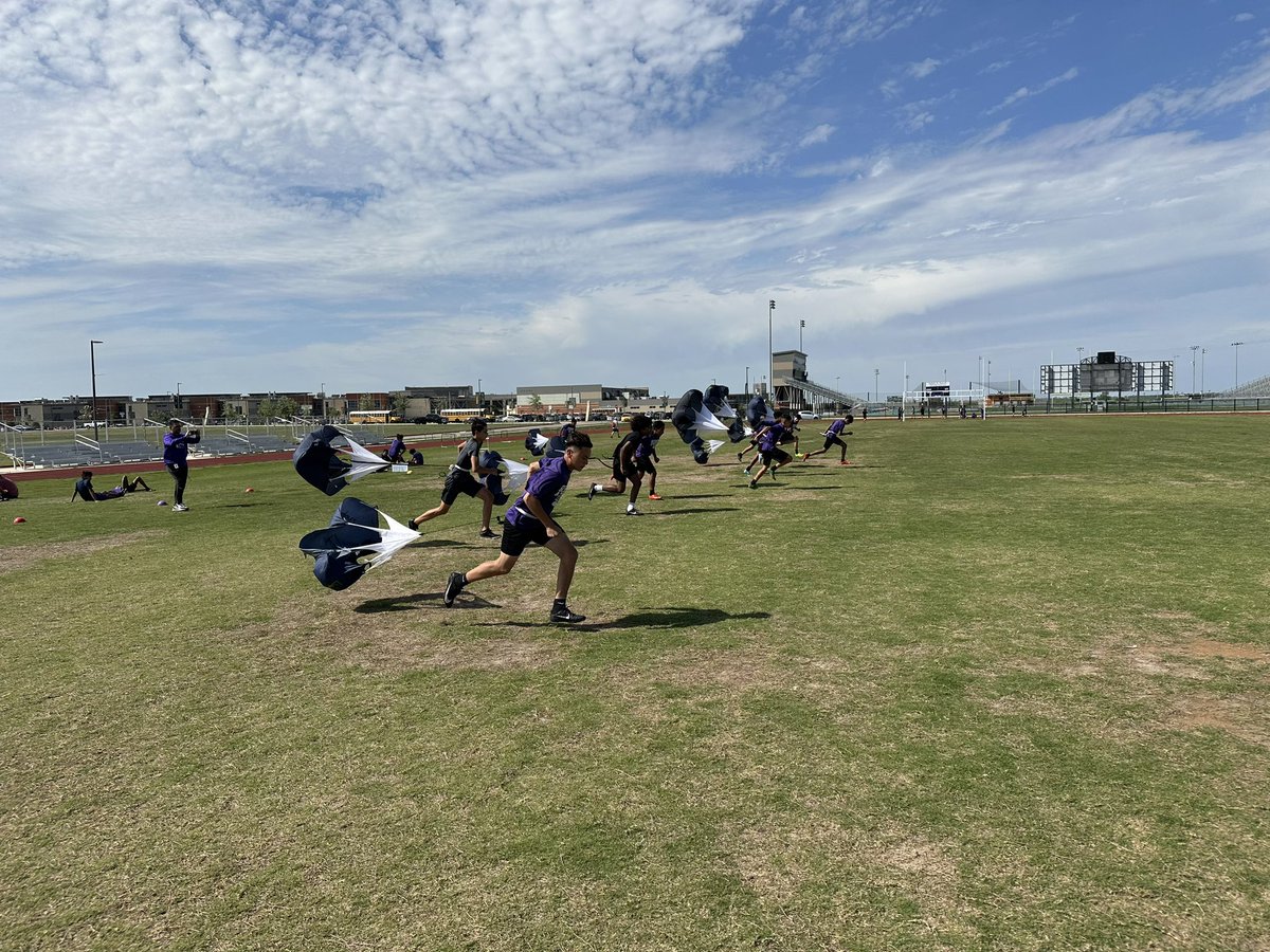 swisd_res's tweet image. Running against the wind!!! 
#JetsTakeFlight

📸 thanks, Coach Porter