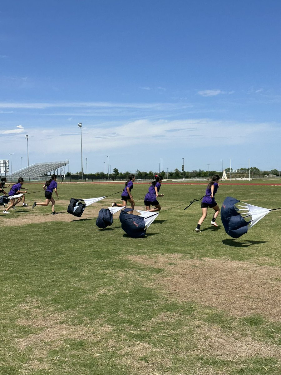 swisd_res's tweet image. Running against the wind!!! 
#JetsTakeFlight

📸 thanks, Coach Porter