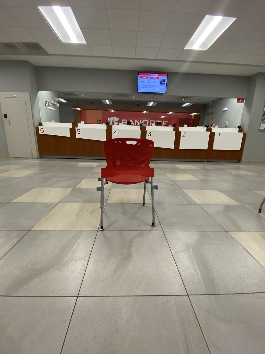 DanielaWaldo's tweet photo. Hola @Banorte_mx escaneé turno y dicen los cajeros que no son válidos, ellos comiendo y platicando, mientras 3 clientes sentados respetando después de las 4:00. 🫠 tuve que interrumpirlos para que me atendieran. https://t.co/l0yLdGFqlC
