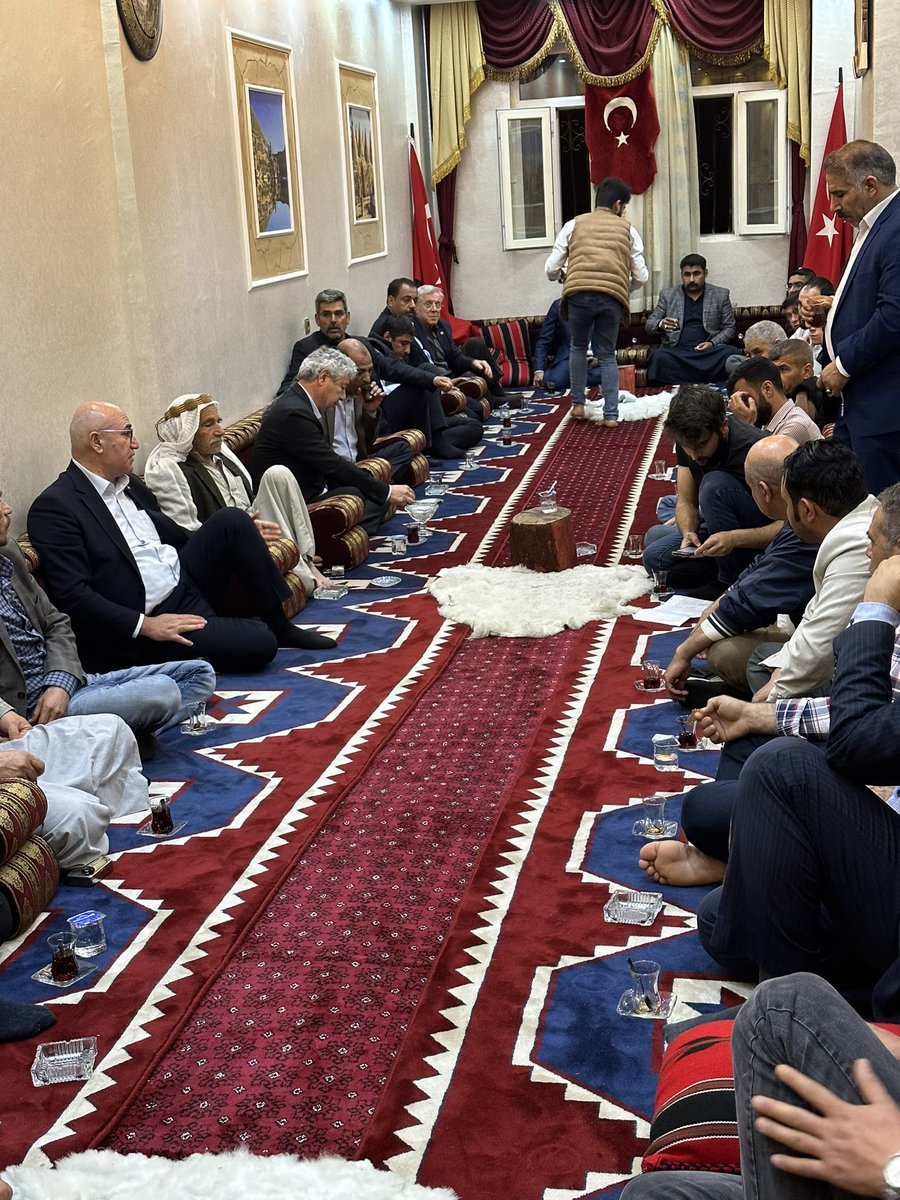 MTanal's tweet photo. Eyyübiye ilçemizde kıymetli Şanlıurfalı hemşerilerimle dertleşiyoruz.

Direk ailesine misafir olduk. 

Bu kötü düzeni hep birlikte düzelteceğiz.
@akalinmc @karadagferhatt @abdullahmelik63 @abdullahdirek3 

#şanlıurfa #urfa #14mayıs #seçim https://t.co/8gygX7DQdt